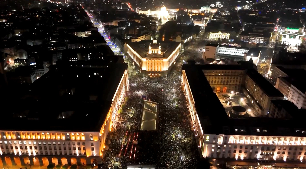 Bulgaria fierbe înaintea votului de cenzură: proteste anti-guvern în țară și peste hotare