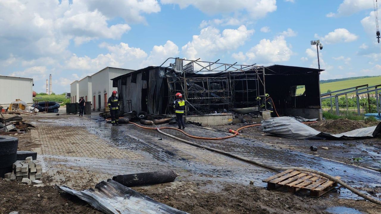 Depozit cu materiale de construcție, în flăcări pe strada Industrială din Chișinău