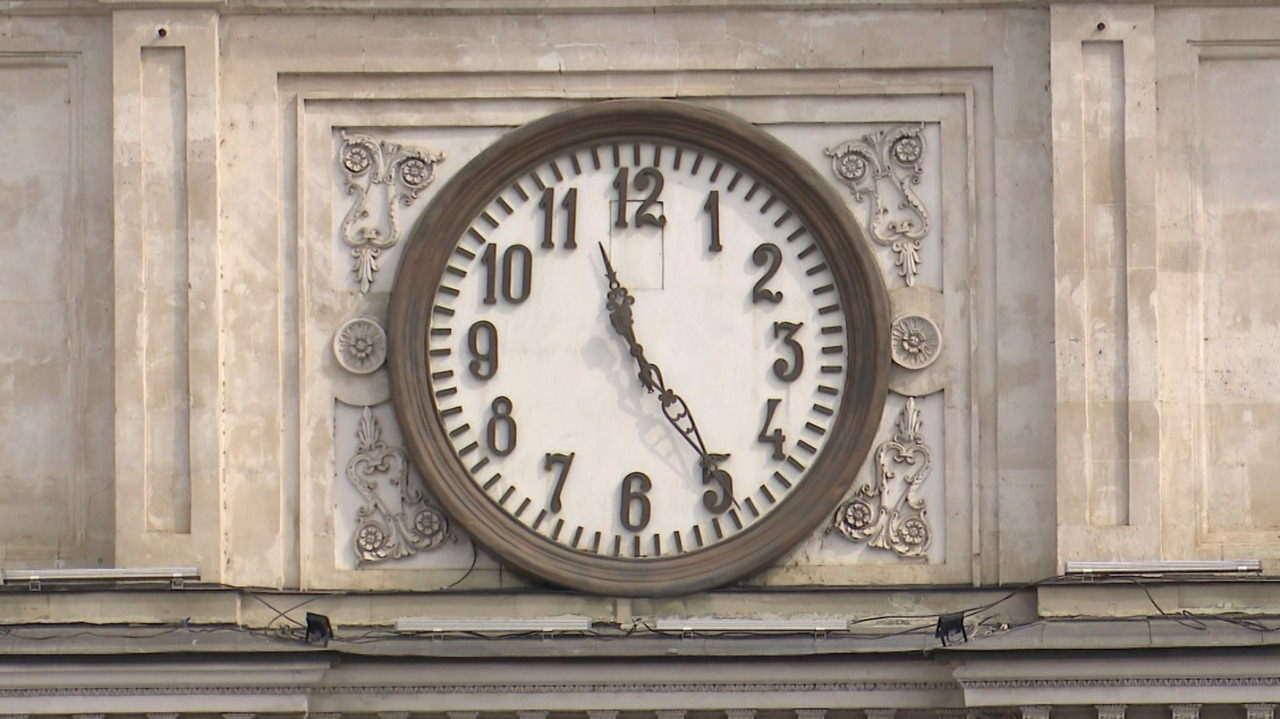 Republica Moldova trece la ora de vară: ceasurile se dau înainte în această noapte