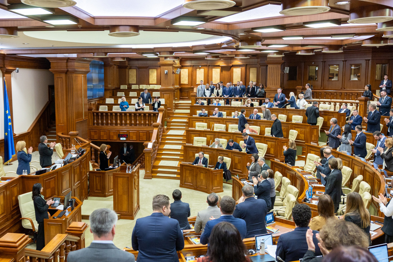 1918 Union marked in Parliament with applause and thanks to Romania