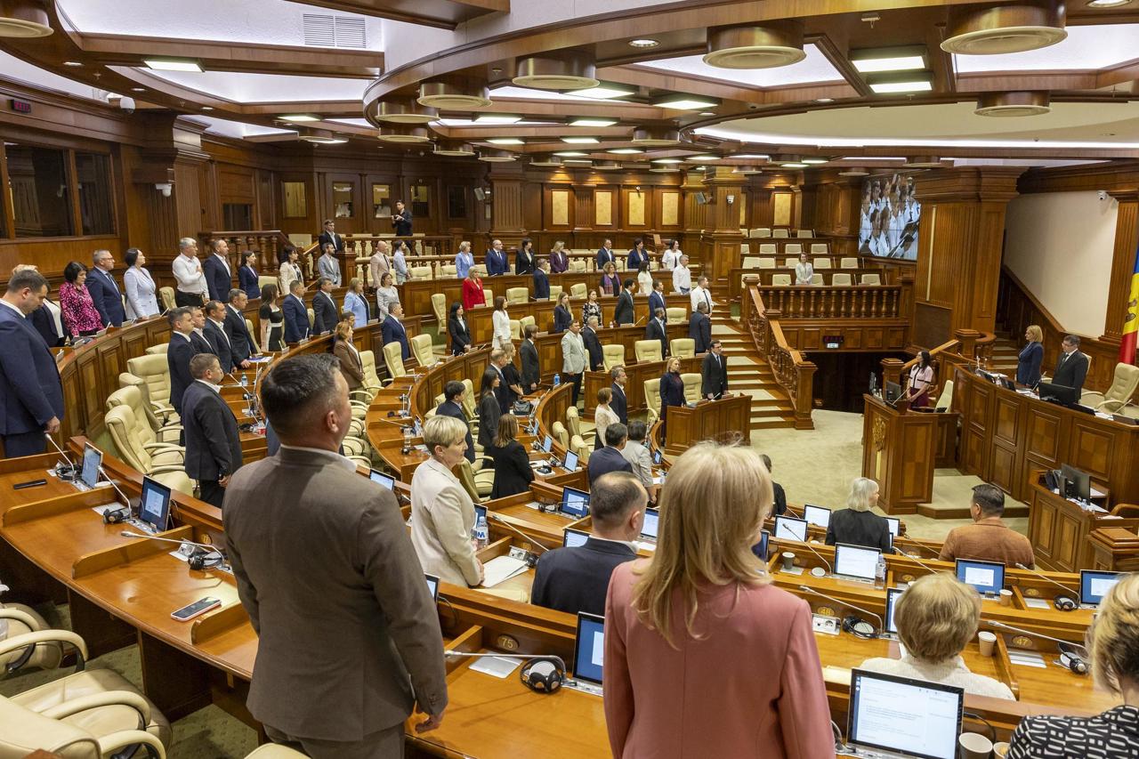 Parlamentul, convocat în sesiune extraordinară: Pe agendă sunt 36 de proiecte, majoritatea vizând integrarea europeană