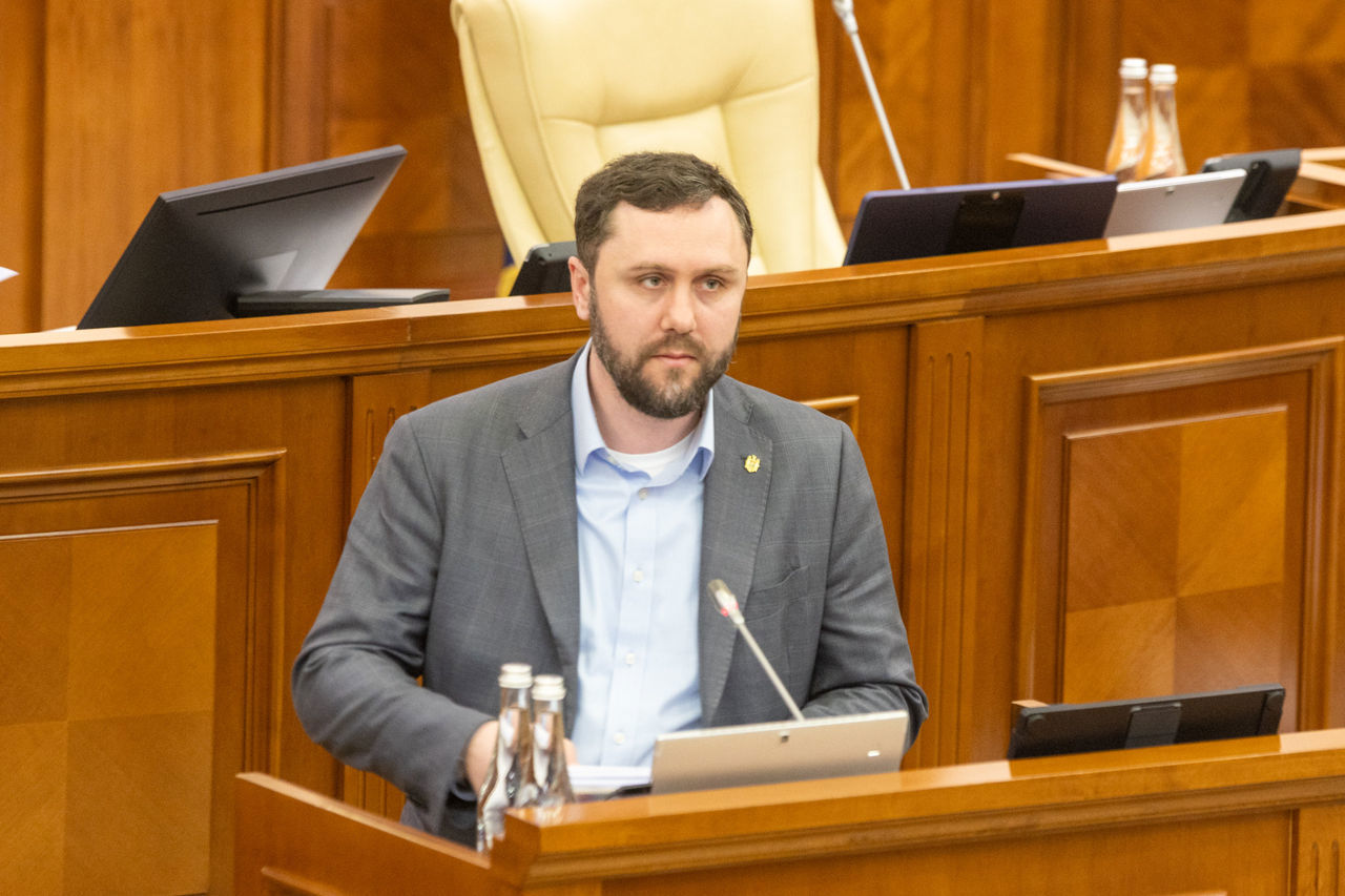 Parlamentul a luat act de demisia lui Trubca în urma scandalului cu investițiile imobiliare. Grosu: „Omul și-a asumat o decizie”