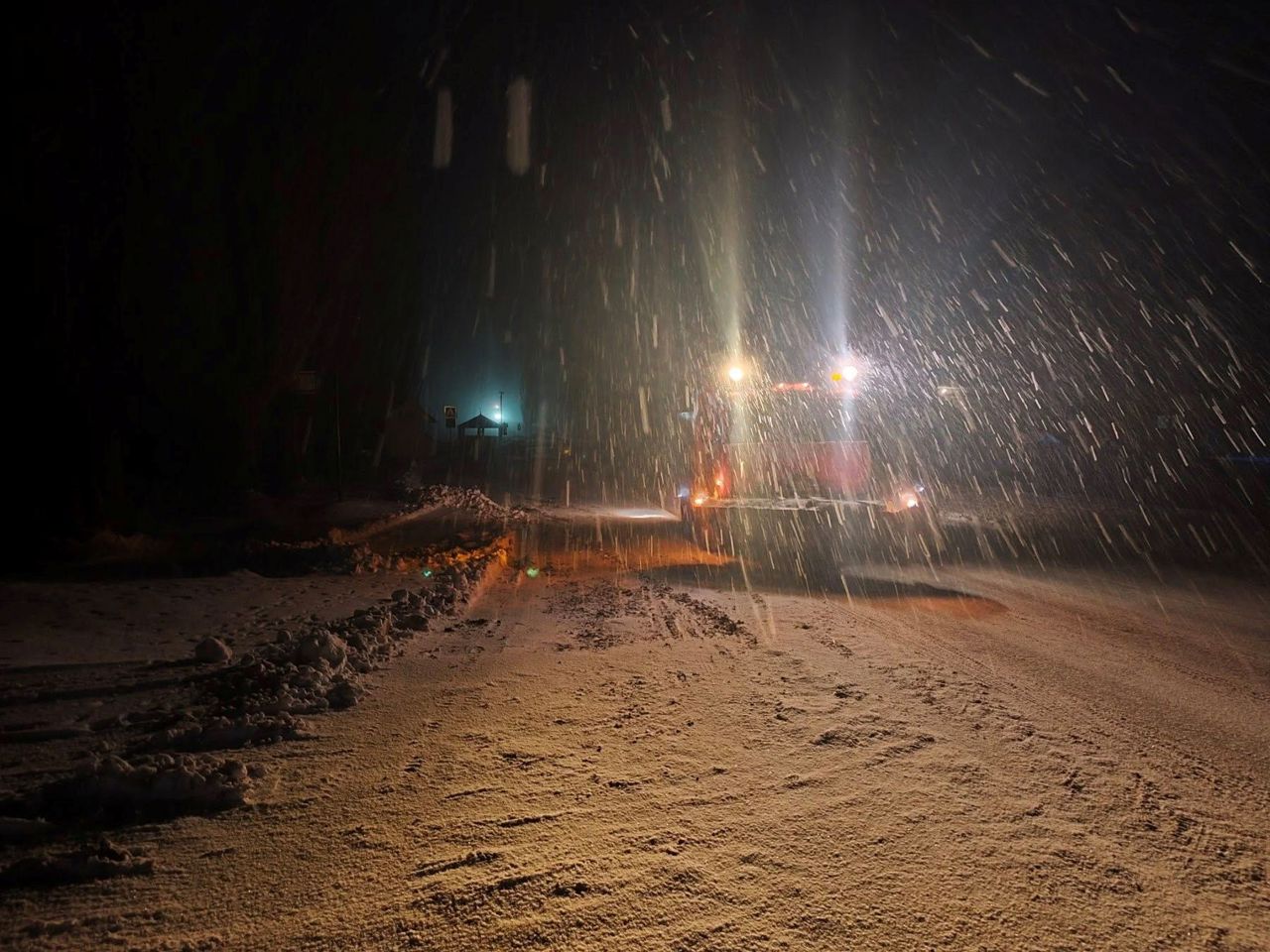 Bilanțul intervențiilor drumarilor pe drumurile naționale: Peste 136 de tone de sare tehnică și peste 27 de tone de material antiderapant în ultimele 12 ore