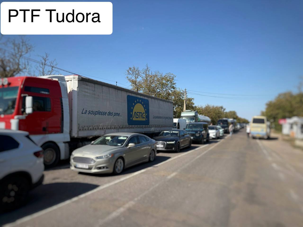 Aglomerație la posturile vamale Tudora și Sculeni. Călătorii, îndemnați să aleagă puncte alternative de trecere a frontierei  