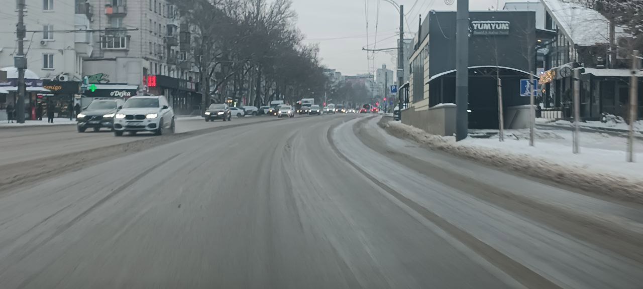 Emergency response intensifies in Moldova as ice causes road accidents and school delays