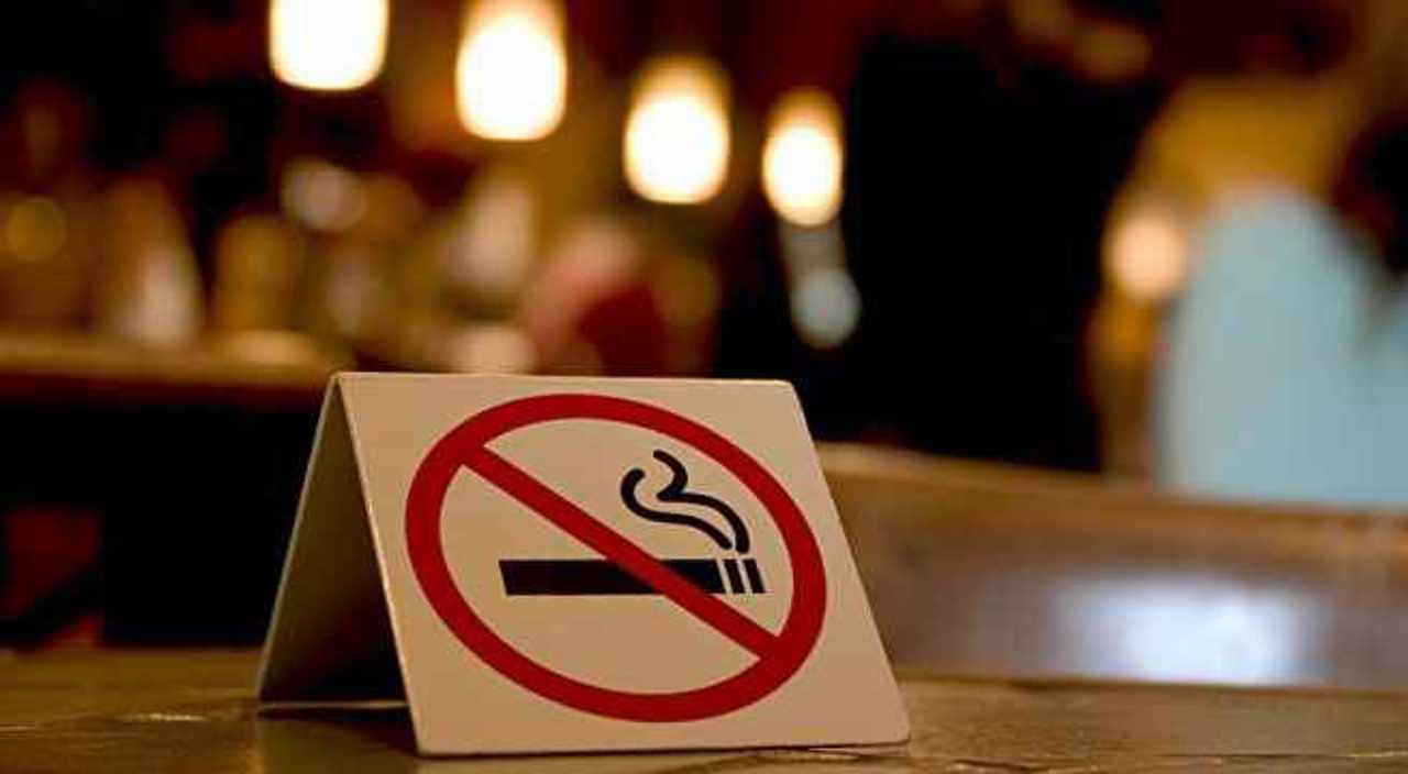 Fumatul la terase și în stații de așteptare ar putea fi interzis. Noi măsuri ale Ministerului Sănătății