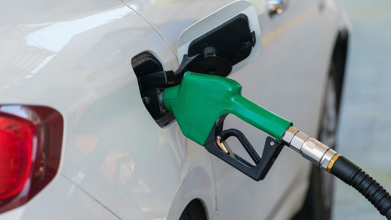 Motorina și benzina continuă să se scumpească: Ce prețuri anunță ANRE pentru 29 iulie