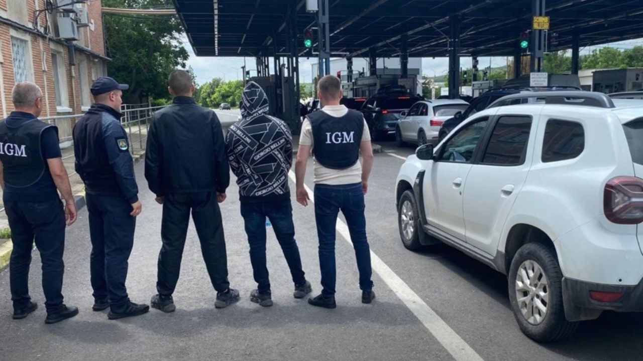 Filmați în timp ce lansau artificii din mașină: Doi cetățeni israelieni, expulzați din țară