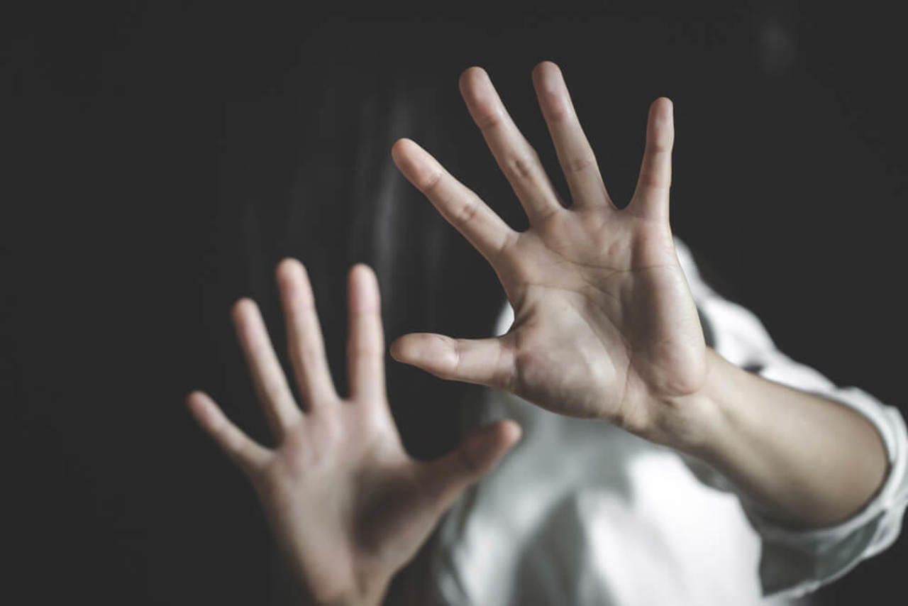 Doi minori, soră și frate, abuzați sexual de un bărbat: Violatorul va sta 21 de ani în închisoare