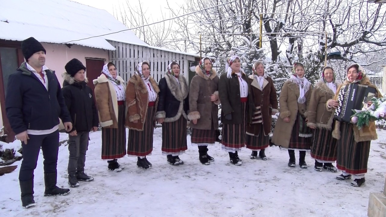 Cetele de colindători vestesc Nașterea Domnului pe la casele oamenilor 