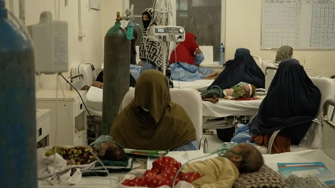 Criză de subnutriție în Afganistan: 700 de copii au murit timp de șase luni într-un spital din Jalalabad