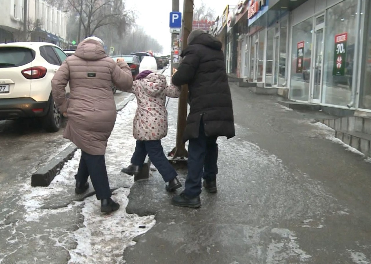 Drumurile din întreaga țară s-au transformat în patinoare: „Lunecăm, sunt curățate doar arterele principale”