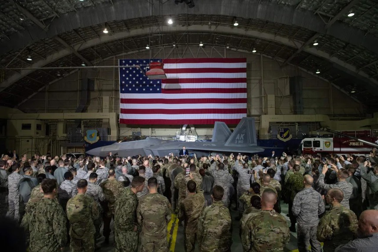 Baza militară Elmendorf–Richardson din Anchorage, scena primei întâlniri Putin–Trump pe pământ american