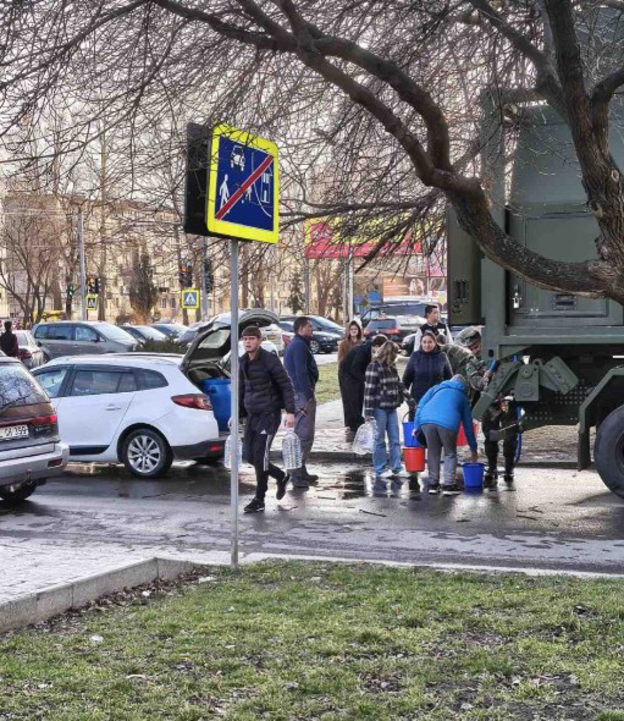 Măsuri speciale la Bălți, după ce municipiul a rămas fără apă: Școlile trec la regimul online, iar Iașiul trimite cisterne cu apă 