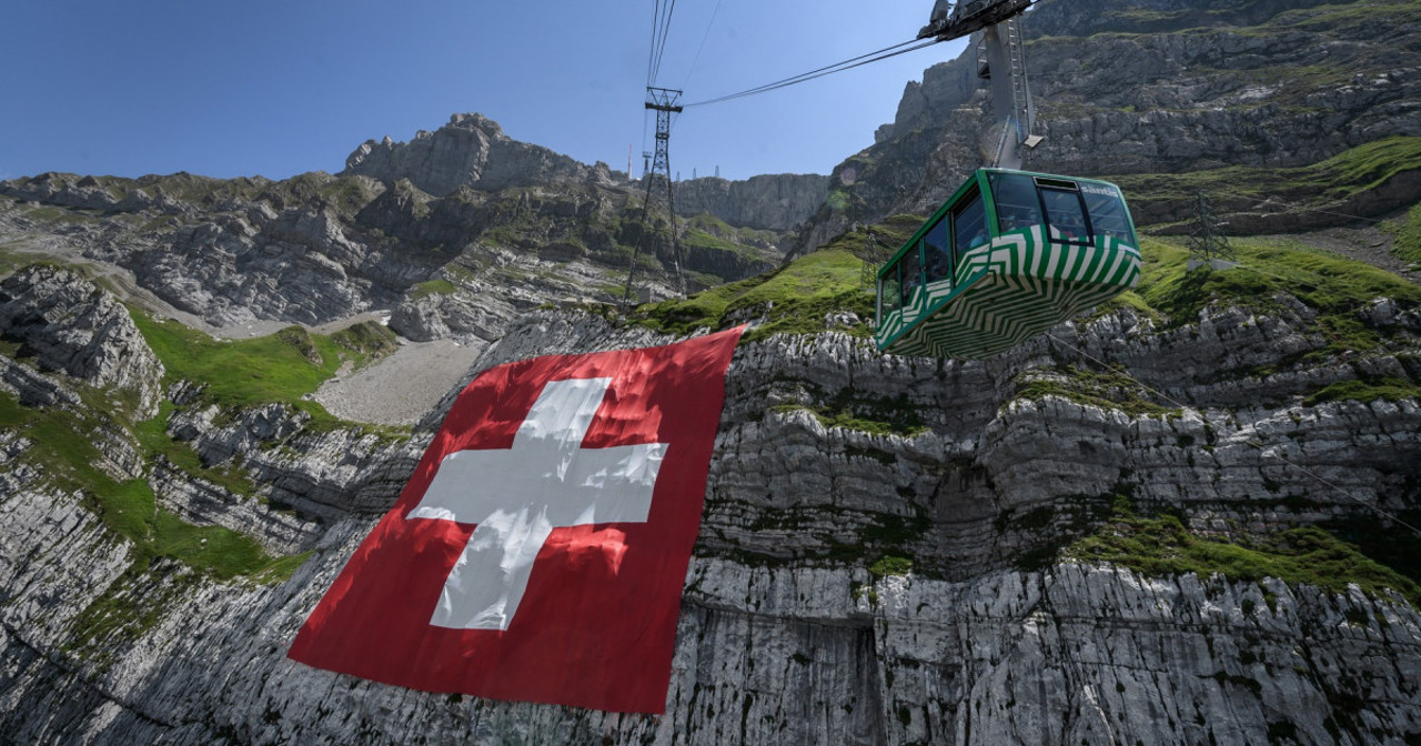 Swiss vote decisively for '13th month' pension increase