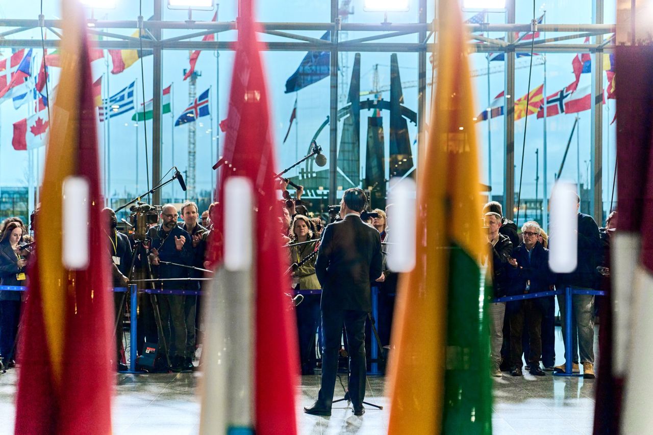 Corespondență Dan Alexe | NATO: șeful Pentagonului nu merge la reuniunea la care SUA cedează poziții cheie europenilor