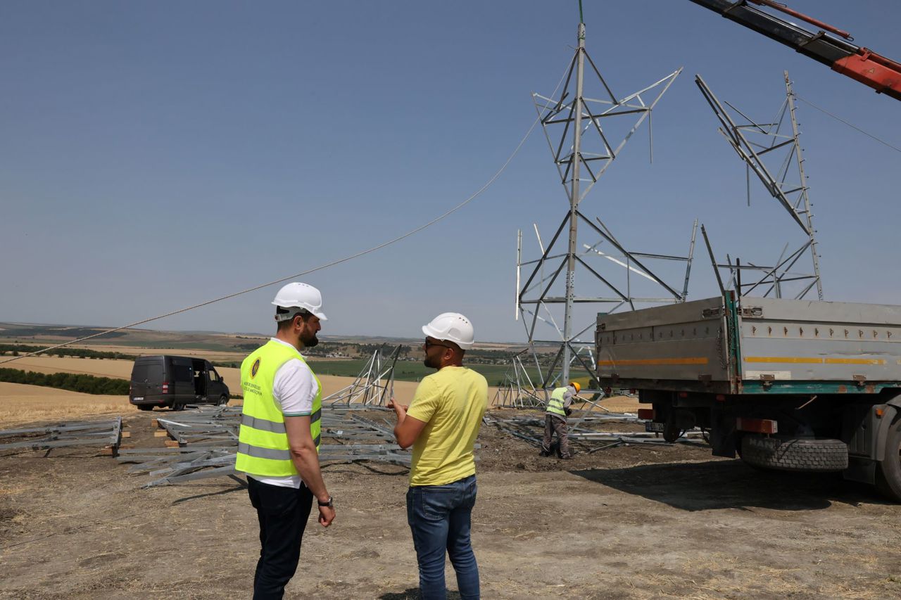 A început instalarea conductoarelor pe linia electrică Vulcănești–Chișinău, anunță ministrul Dorin Junghietu