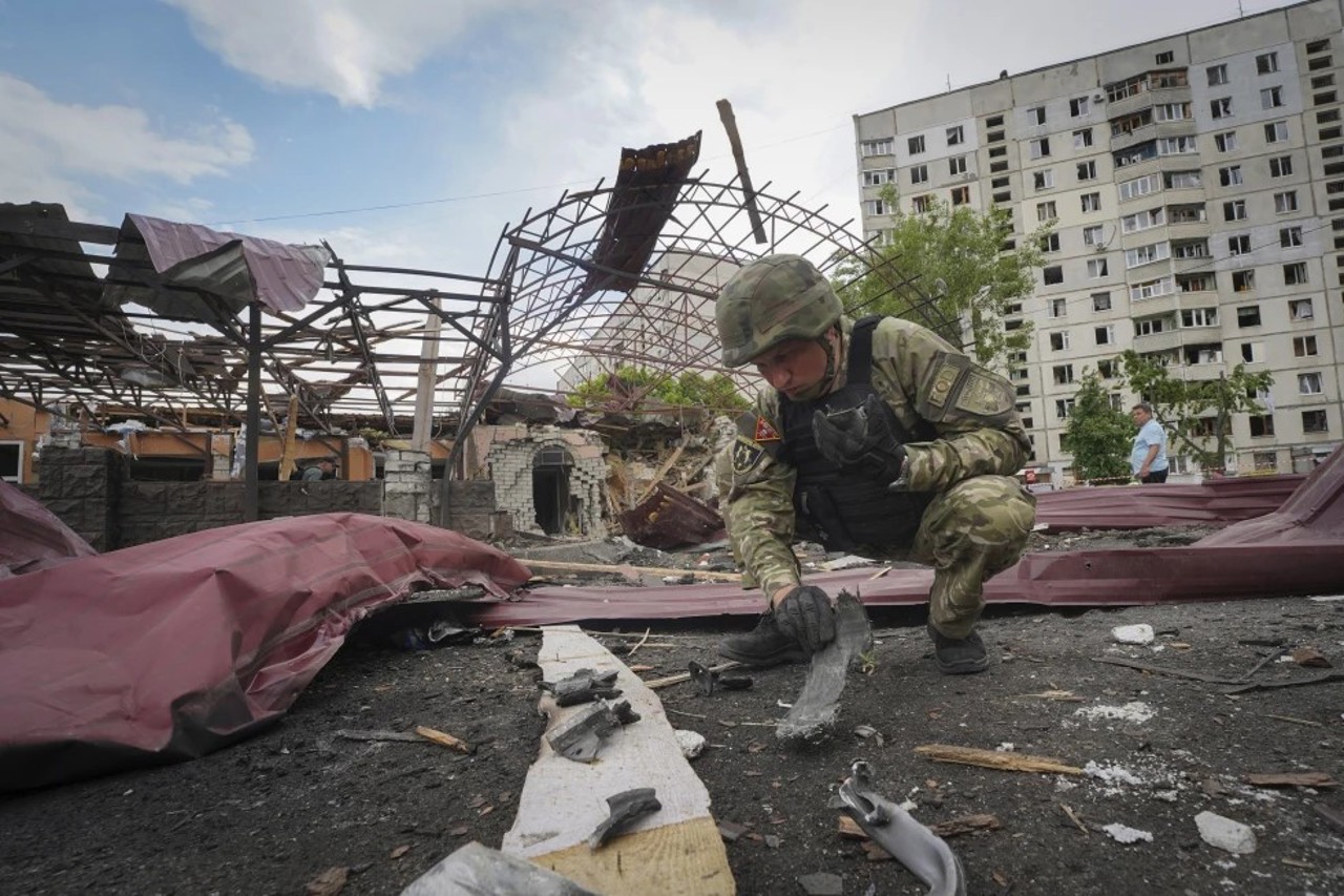 AP / Un savant inspectează fragmente dintr-o bombă aeriană rusă care a lovit o zonă de locuit, rănind zece persoane, în Harkov, Ucraina, 22 mai 2024