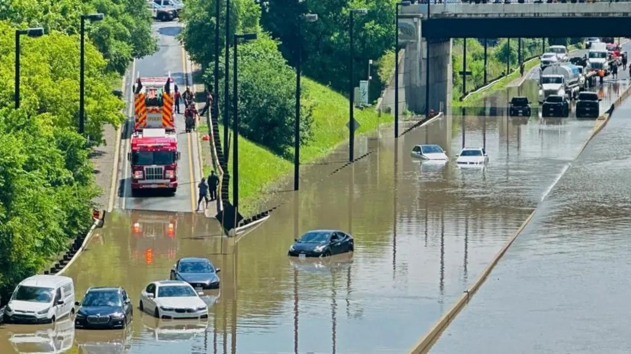 Toronto paralizat de inundații și pene de curent după furtuni severe