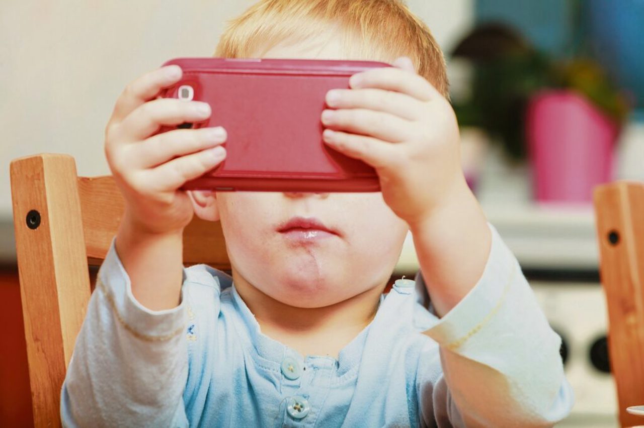 Experts: No phones at the table