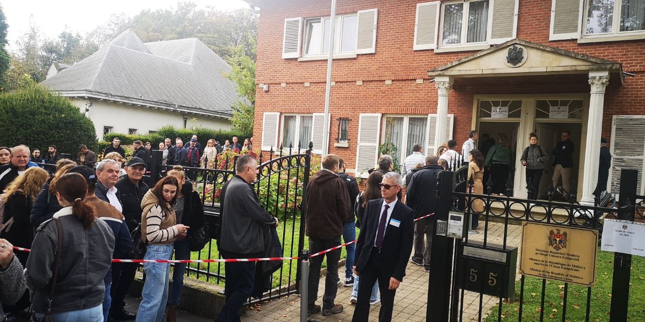TRM / Rând la secția de votare din Belgia organizată în incinta Ambasadei Republicii Moldova, în primul tur al alegerilor prezidențiale din 20 octombrie 2024