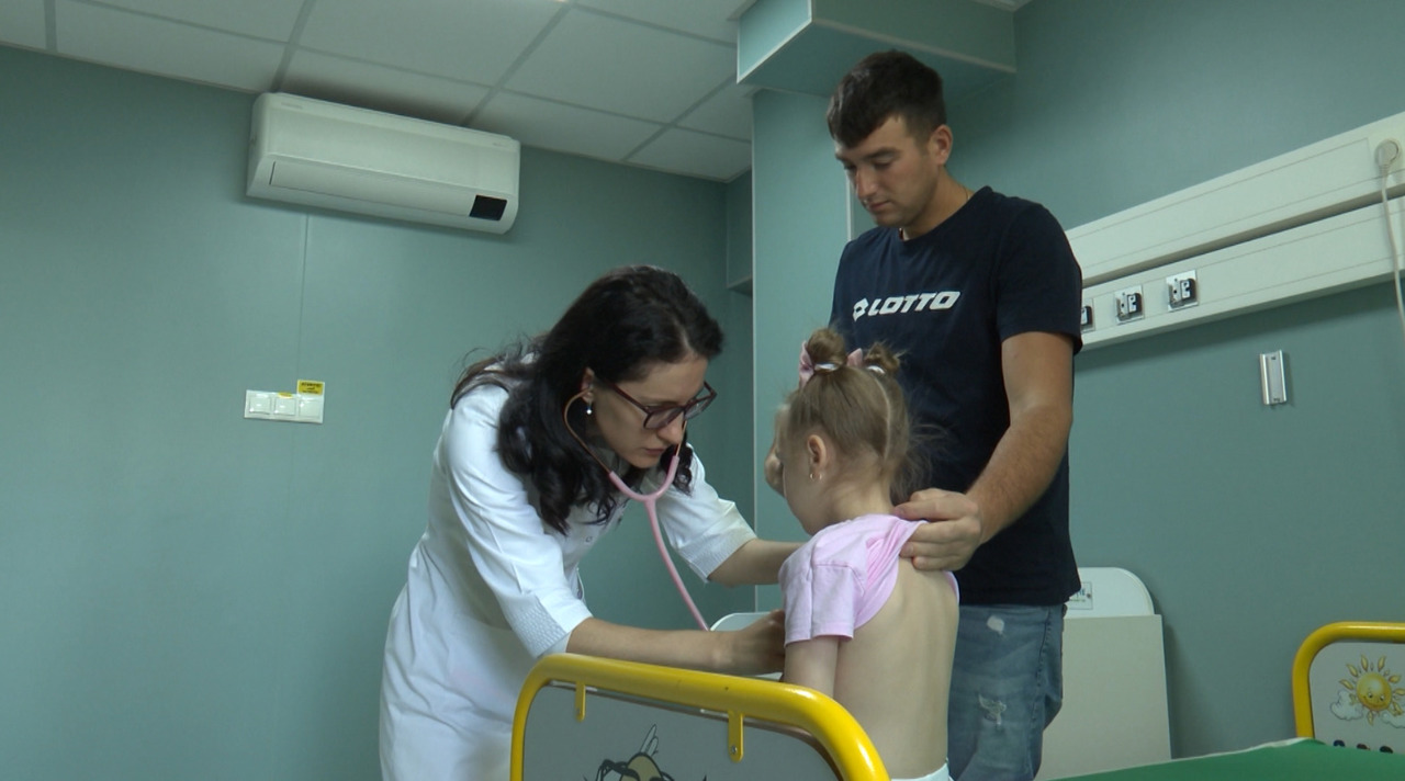 Tot mai mulți copii cu viroze ajung la spital. Medicii îndeamnă părinții la precauție