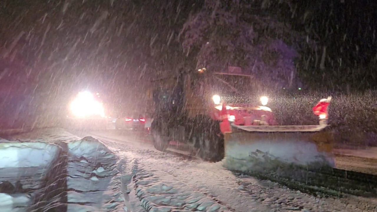Zeci de localități din România au rămas fără curent din cauza ninsorii și a viscolului