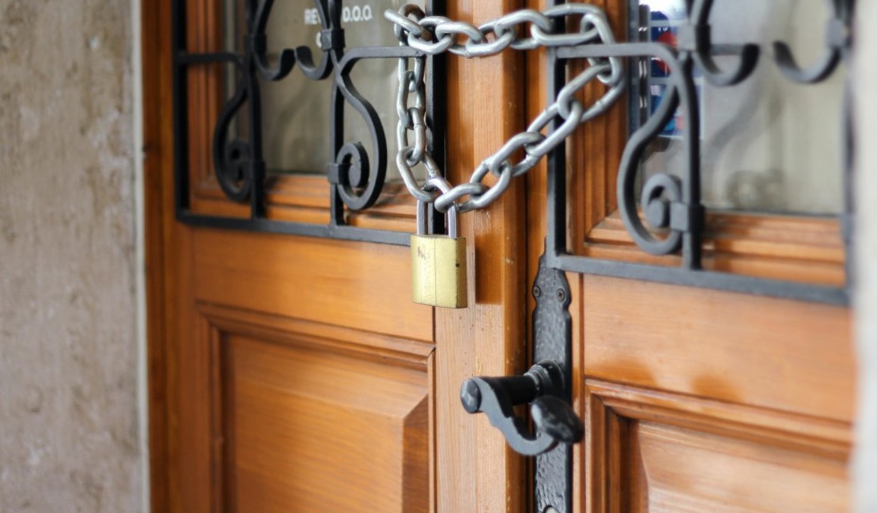 Singurul magazin alimentar din Mânzătești s-a închis. „Nu avem de unde cumpăra pâine, produse de primă necesitate”