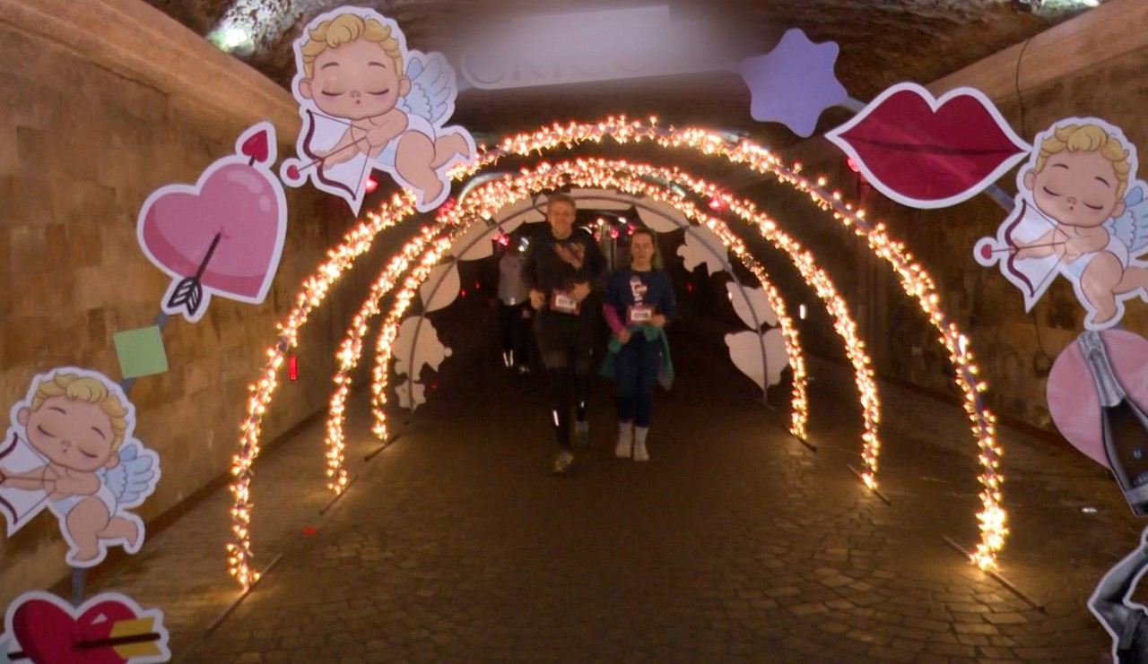 De Ziua Îndrăgostiților, peste 200 de persoane au alergat prin galeriile subterane ale unei vinării  