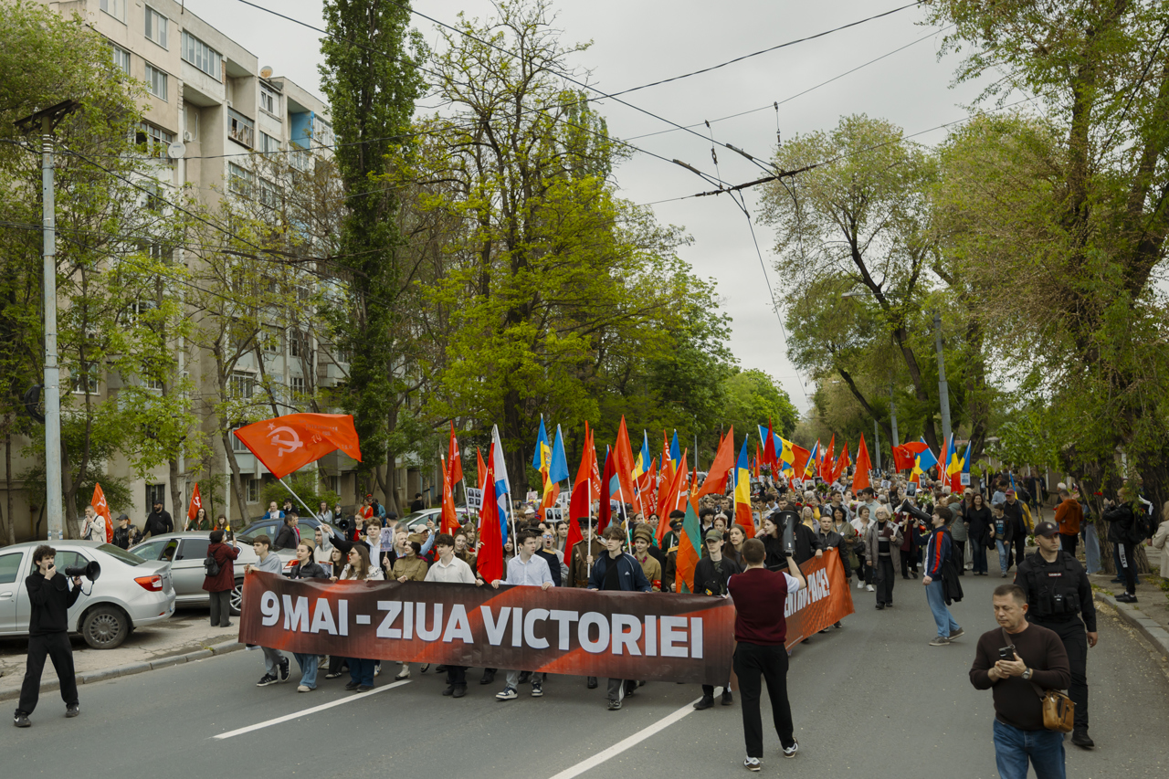 Cu steaguri sovietice și panglici interzise, participanții la Marșul Victoriei au pornit spre Memorialul „Eternitate”