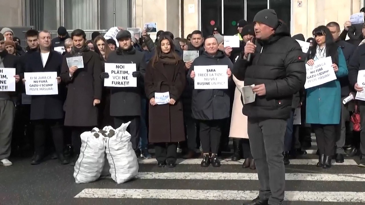 Facturi și saci cu tizic în fața Guvernului | Membrii și simpatizanții MAN critică gestionarea în domeniul energetic  