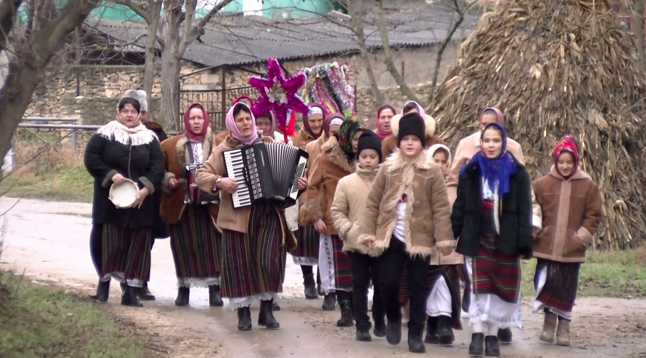 Tradițiile se păstrează în nordul țării: Cete de colindători au vestit Nașterea Domnului la Soroca