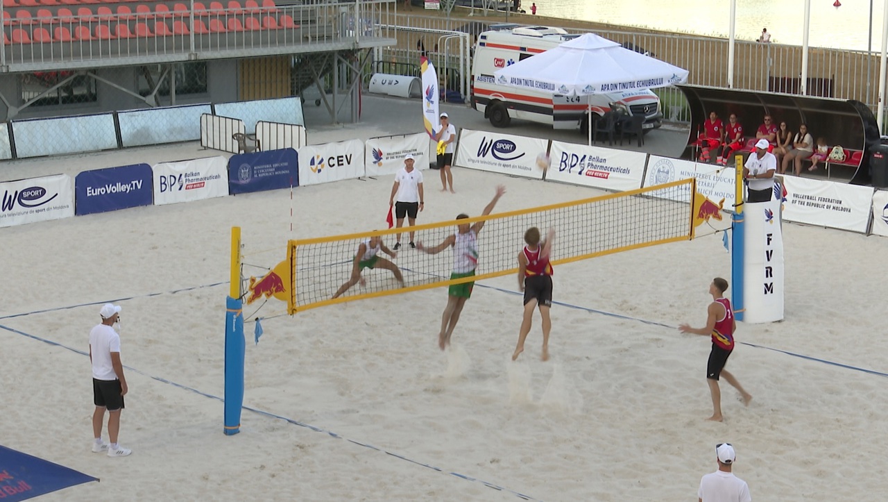 Moldovenii Alexei Usatov și Sandu Casulschi s-au oprit la un pas de titlu la Campionatul Balcanic de volei de plajă „sub 22 de ani”