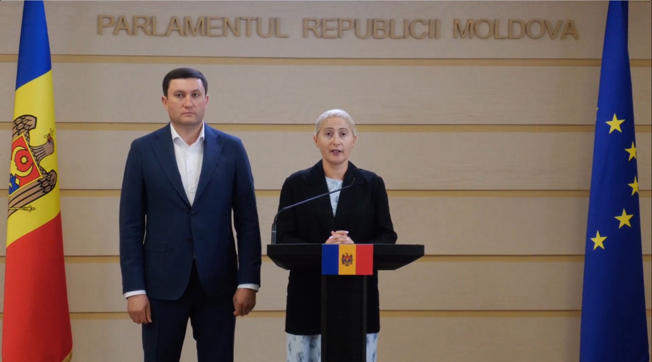 „Anul trecut au găsit bani”: Socialiștii cer câte 1.000 de lei pentru elevi. Răspunsul PAS