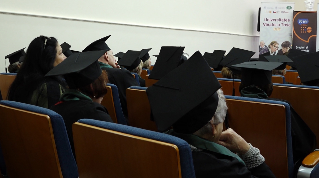 Zeci de vârstnici din nordul țării au absolvit Universitatea pentru Vârsta a Treia din Bălți