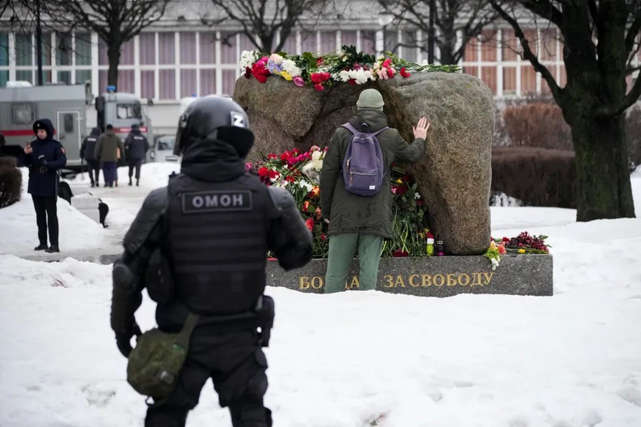 В российских городах уничтожают стихийные мемориалы, посвященные памяти Алексея Навального