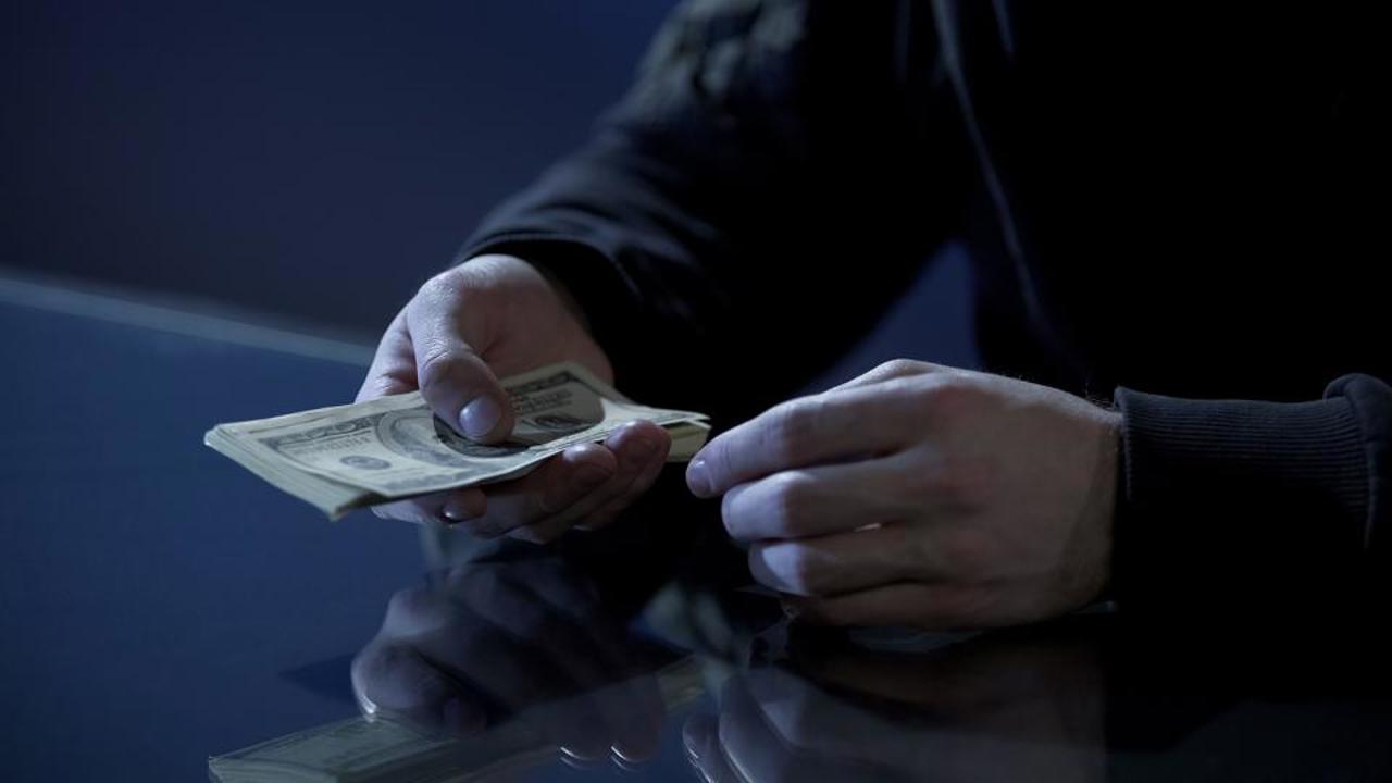 Tânăr, condamnat la cinci ani de închisoare pentru înșelătorie: A sustras peste 240.000 de lei sub pretextul verificării bancnotelor