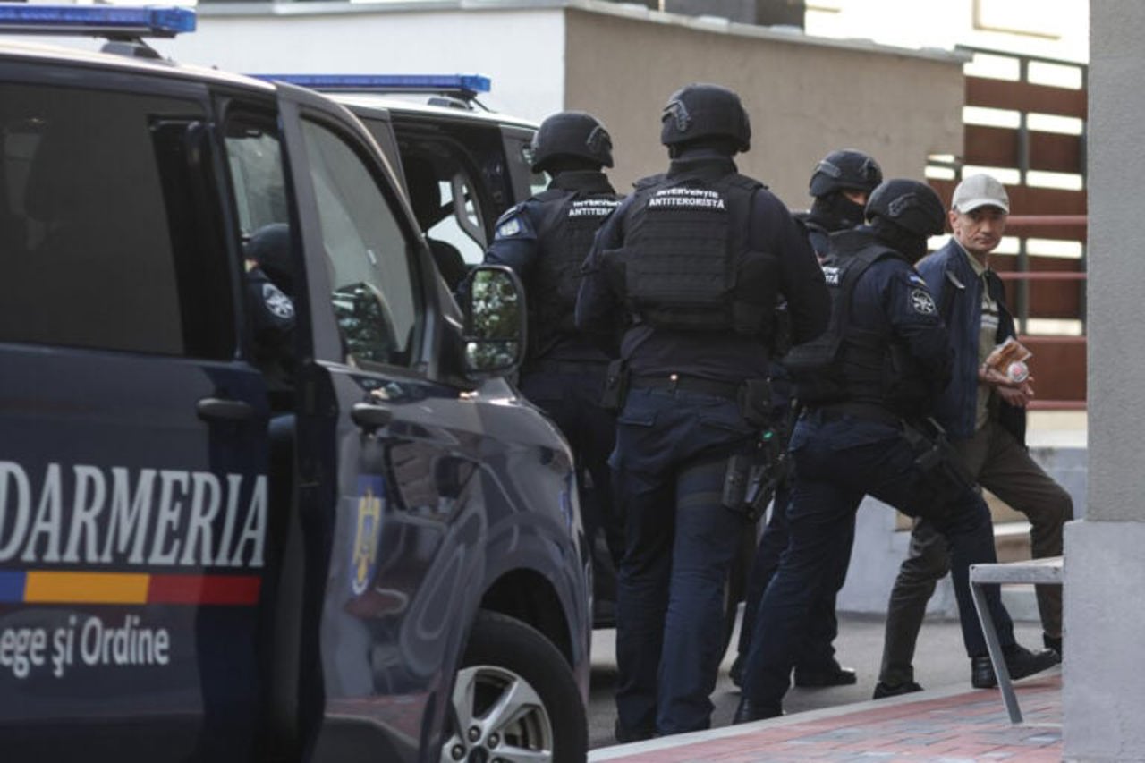 Fostul vicedirector al SIS, acuzat de trădare în România, a fost reținut pentru 24 de ore 