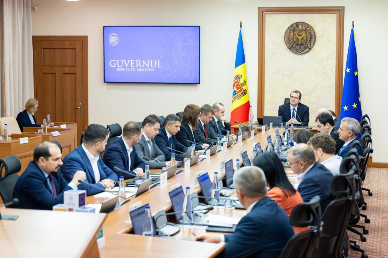 Agenții comasate, personal redus și salarii micșorate. Premierul Tofan strânge cureaua în aparatul de stat 