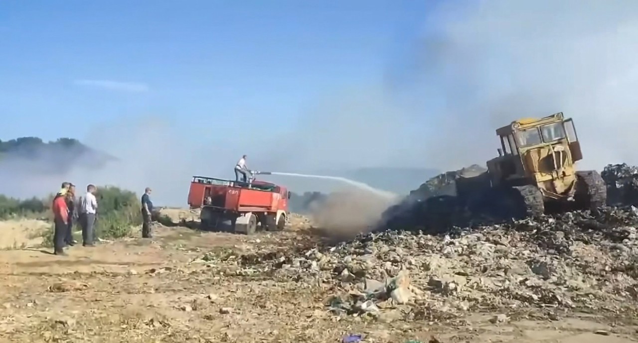 Două zile de luptă cu focul la Călărași: Groapa de gunoi s-a aprins, iar fumul dens a acoperit satele din jur