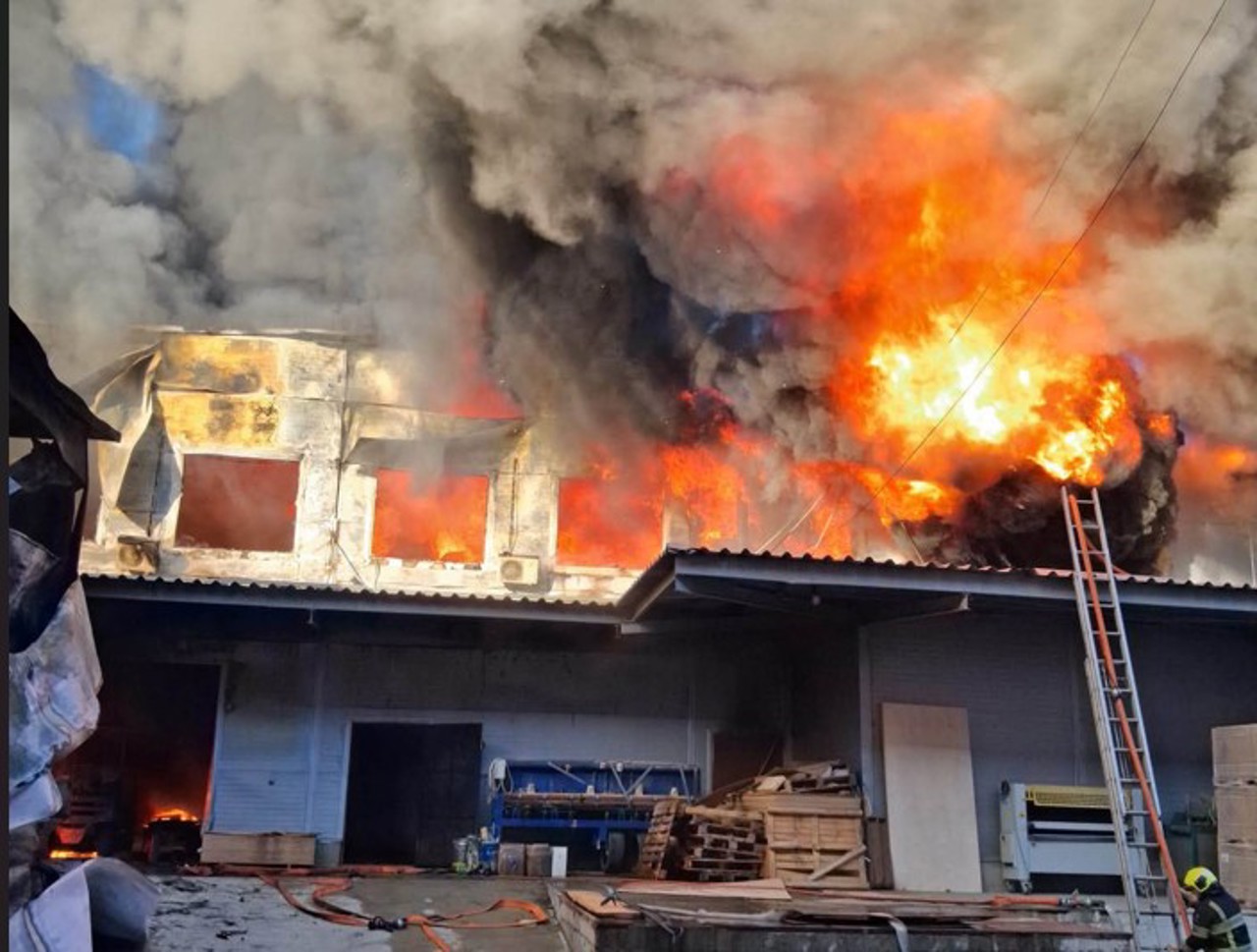 Incendiu puternic la un depozit de materiale de construcție din sectorul Ciocana al capitalei