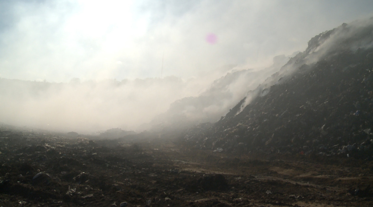 Fumul de la gunoiștea din Strășeni sufocă locuitorii orașului de mai multe zile