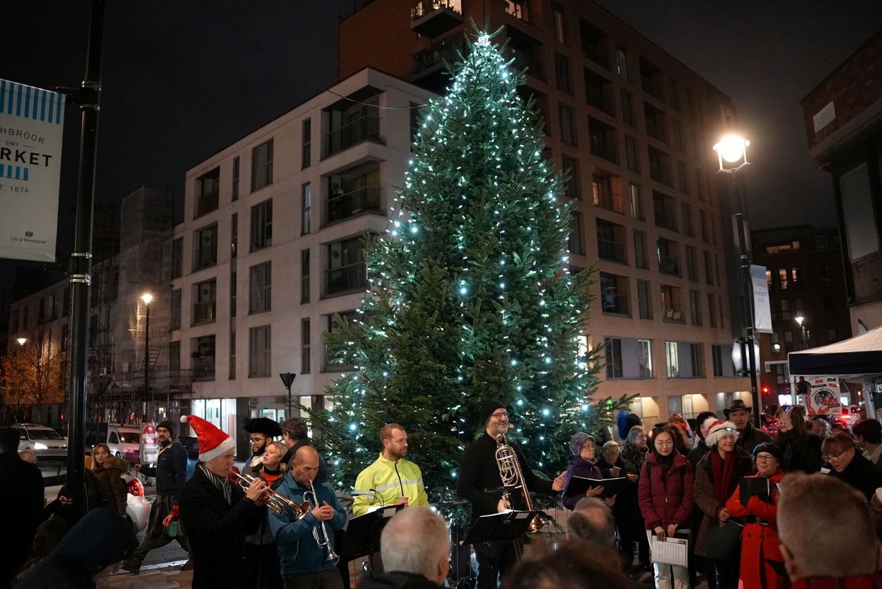 Bradul din Norvegia luminează din nou Londra: povestea pomului care leagă, încă din 1947, cele două popoare