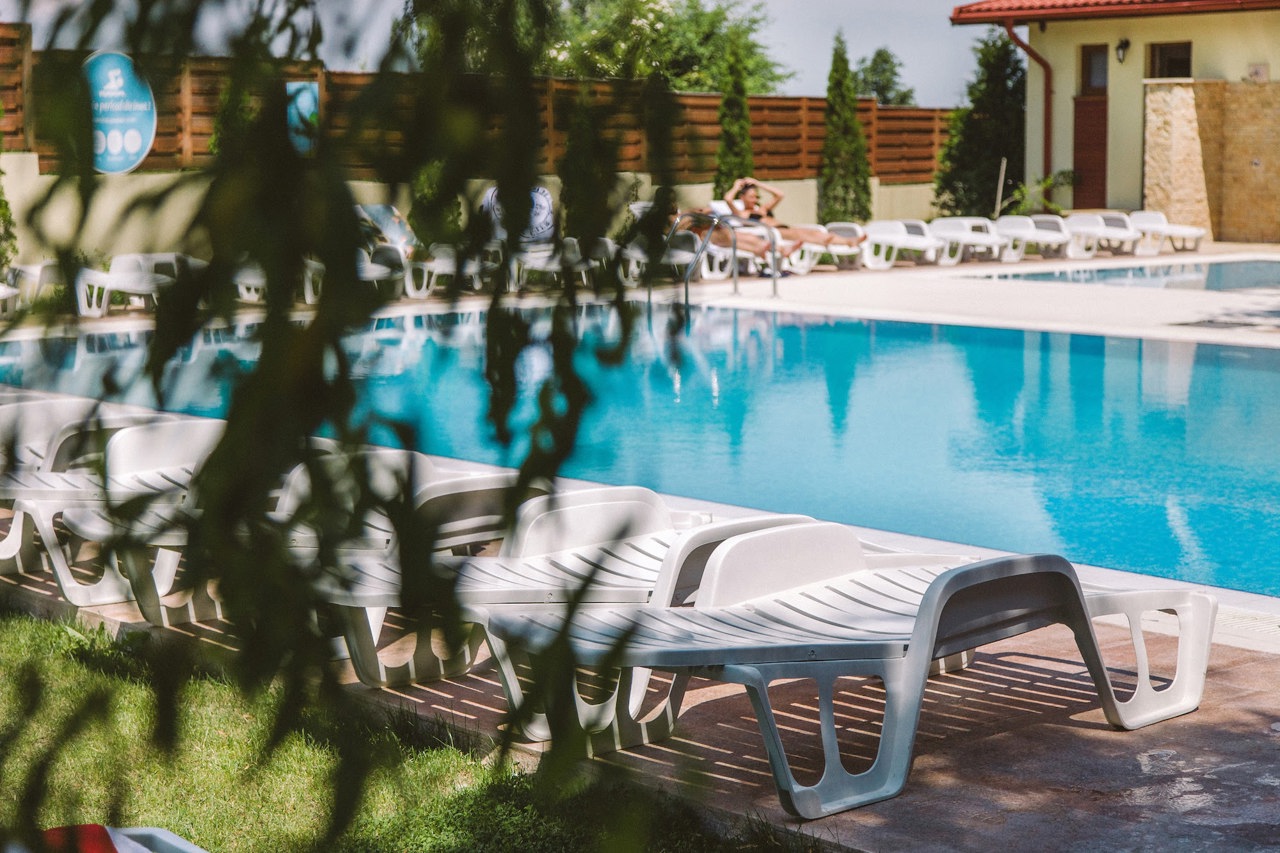 Apă tratată zilnic și reguli de igienă stricte: Piscinele din Chișinău, pregătite să primească doritorii de a se răcori