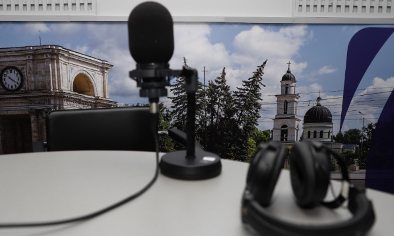 Ziua Națională a Radioului | Domnița Jechiu, aproape 30 de ani în culisele Radio Moldova: „Te îmbolnăvești frumos de radio”