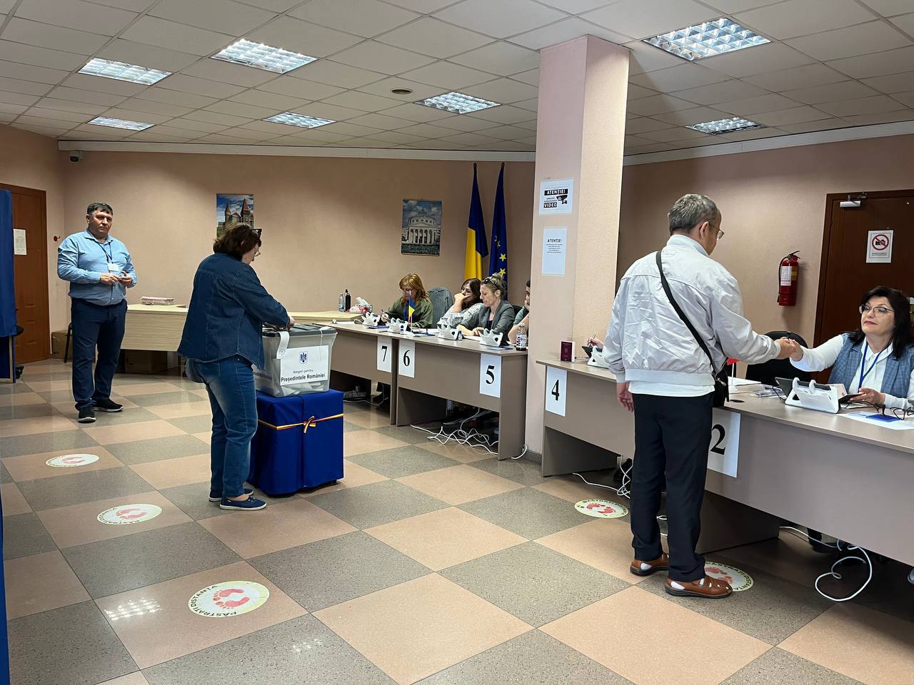 Второй день голосования на президентских выборах в Румынии: к 9 утра на участки пришли более 13 тысяч молдаван 