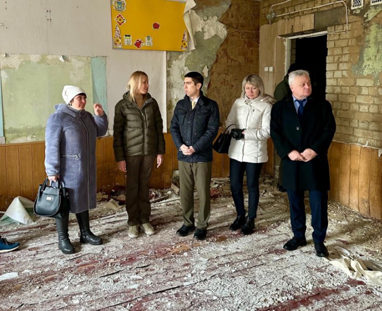 PHOTO The Moldovan Foreign Minister visited a Ukrainian school destroyed by the Russian bombings