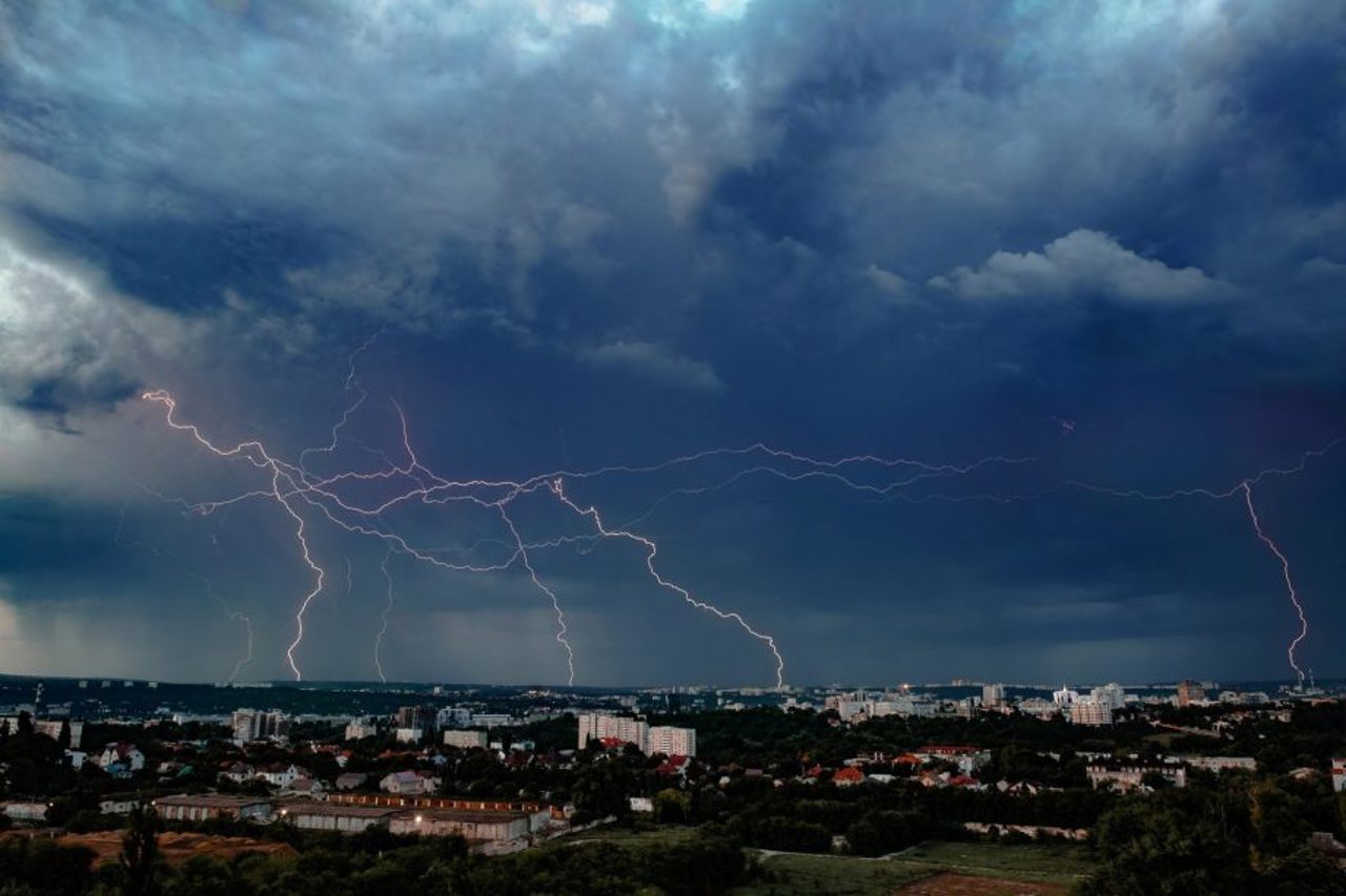 Un nou cod galben: Se prevăd ploi cu descărcări electrice, izolat cu grindină