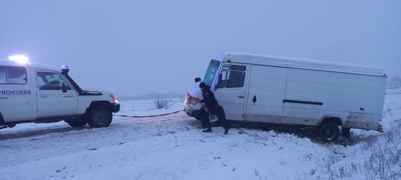 На севере страны выпал снег. Несколько автомобилей были разблокированы из снега (ФОТО)