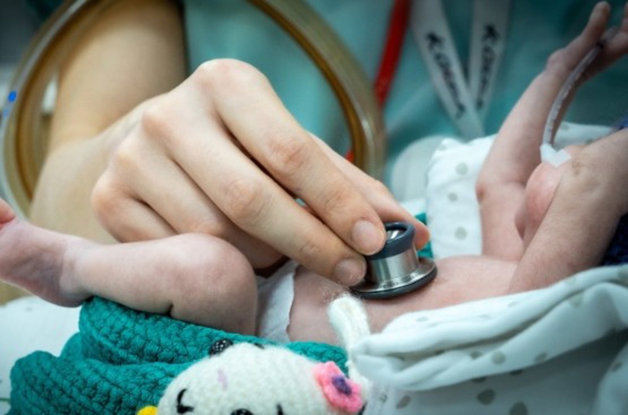 Zeci de fetițe cu vârsta sub 15 ani au născut în 2025: „Integrarea ulterioară socială a acestor fetițe suferă”